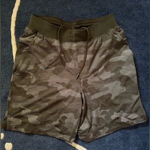 Lululemon men’s camo shorts S